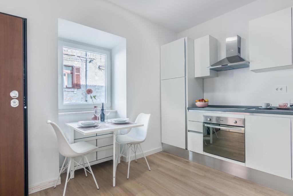 Apartment Klara FREE parking, center Pula Bagian luar foto