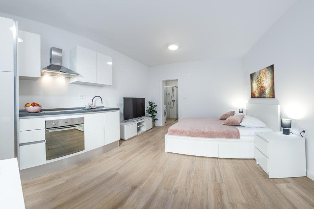 Apartment Klara FREE parking, center Pula Bagian luar foto
